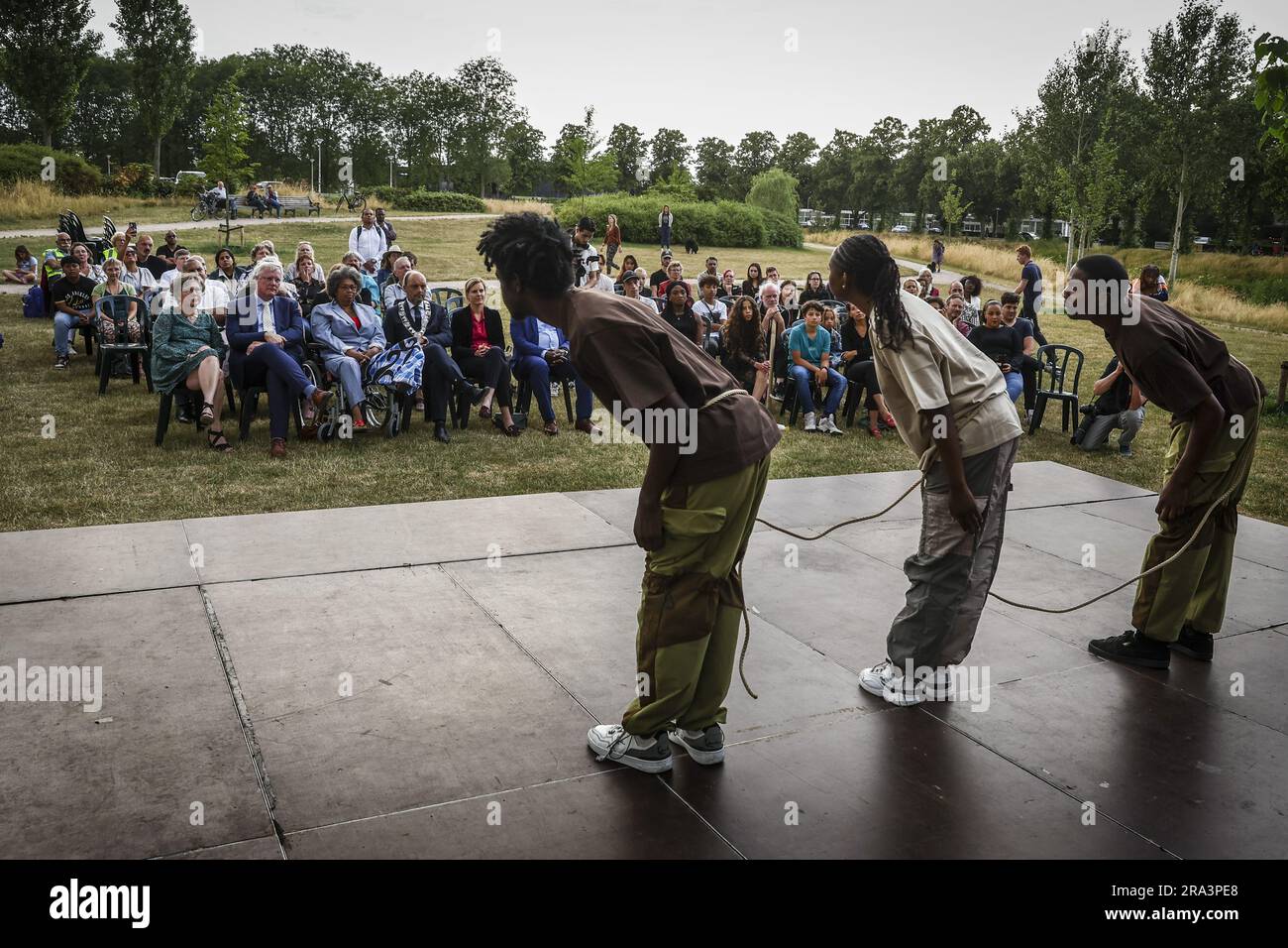 ZWOLLE - immagine suggestiva durante la commemorazione dell'abolizione della schiavitù a Zwolle. Particolare attenzione in tutti i Paesi Bassi per il passato schiavista condiviso durante Keti Koti. ANP VINCENT JANNINK netherlands Out - belgium Out Foto Stock