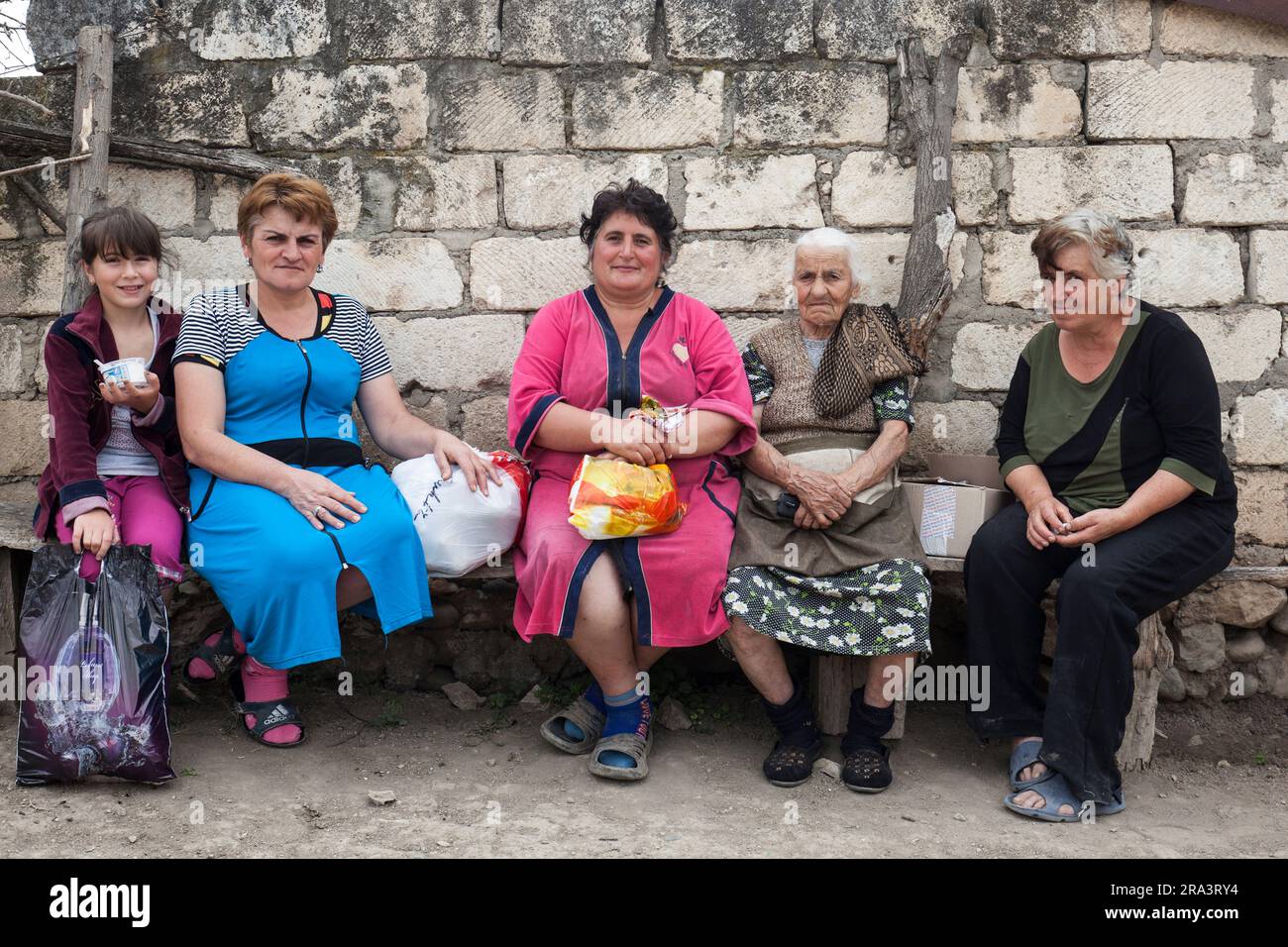 Le donne sono sedute sulla panchina nel villaggio di Nagorno Karabakh Foto Stock