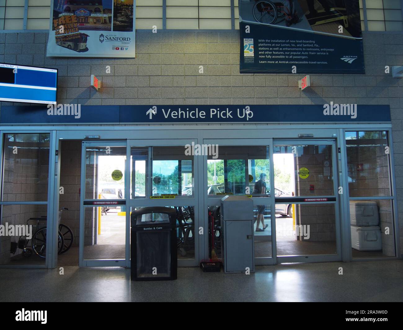 Uscita della stazione ferroviaria della Amtrak per l'area di prelievo dei veicoli a Sanford, Florida, 1° giugno 2023, © Katharine Andriotis Foto Stock