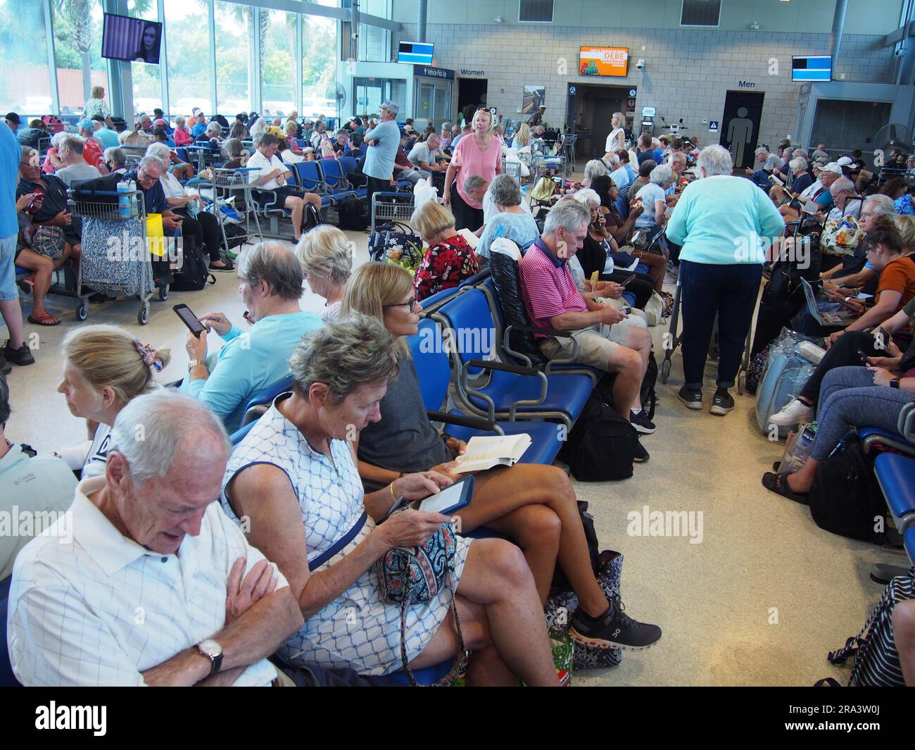 Passeggeri della Amtrak Auto-Train presso il Terminal di Sanford, Florida, 1° giugno 2023, © Katharine Andriotis Foto Stock