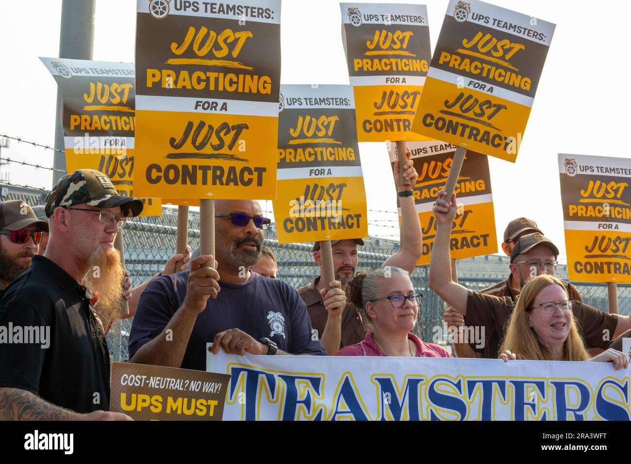Livonia, Michigan, USA. 30 giugno 2023. I membri della Teamsters Union portavano cartelli "Just Practice" presso il terminal Livonia della United Parcel Service un mese prima della scadenza del contratto dell'unione che copre quasi 350.000 lavoratori. I membri del sindacato hanno votato con un margine del 97 per cento per autorizzare uno sciopero se un nuovo contratto non viene concordato entro luglio 31. Crediti: Jim West/Alamy Live News Foto Stock