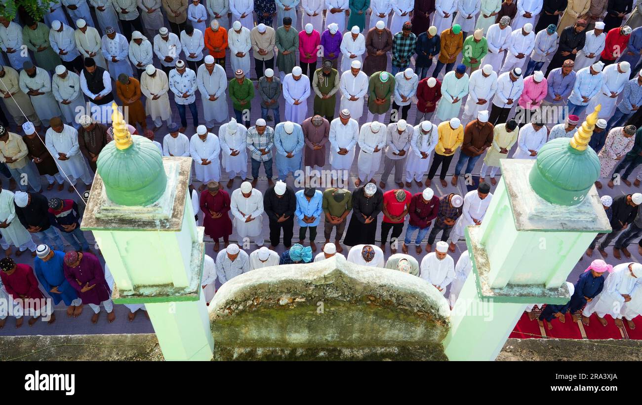 Beawar, India. 29 giugno 2022. (6/29/2022) i musulmani indiani offrono 'namaz' in occasione del festival 'Eid al-Adhaa' all'Idgah di Beawar. In tutto il mondo, i musulmani segneranno la fine del pellegrinaggio con Eid al-Adha. La festa commemora la volontà del profeta Ibrahim di sacrificare suo figlio Ismail su richiesta di Dio. I musulmani tradizionalmente macellano capre, pecore e bovini, distribuiscono parte della carne ai bisognosi, amici, parenti e mangiano il resto. (Foto di Sumit Saraswat/Pacific Press/Sipa USA) credito: SIPA USA/Alamy Live News Foto Stock