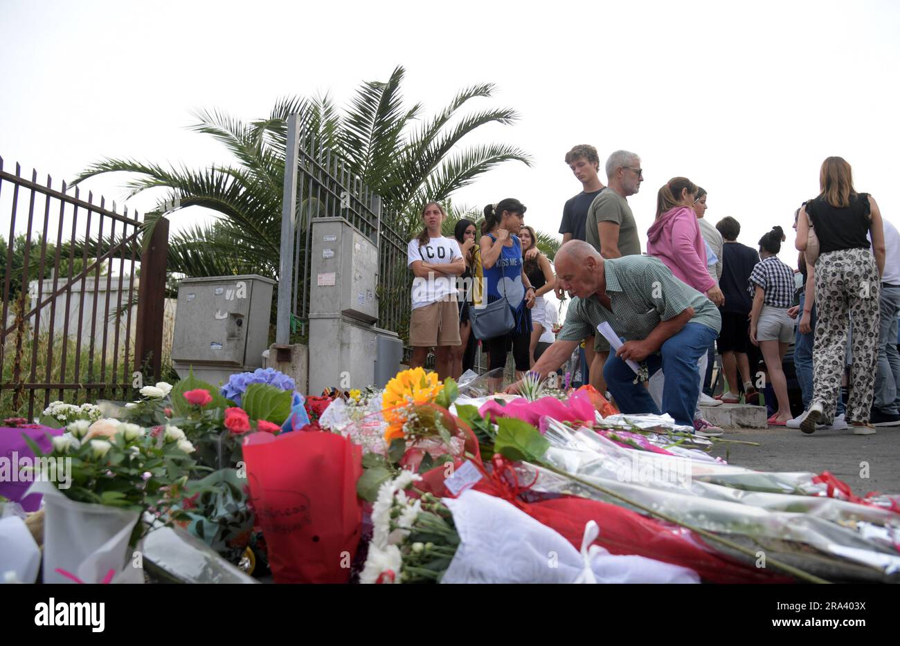 Roma, Italia. 30 giugno 2023. ROMA - Roma 06/30/2023 preghiera e posa di fiori per Michelle Causo, diciassettenne uccisa in Primavalle Editoriale solo uso credito: Agenzia fotografica indipendente/Alamy Live News Foto Stock