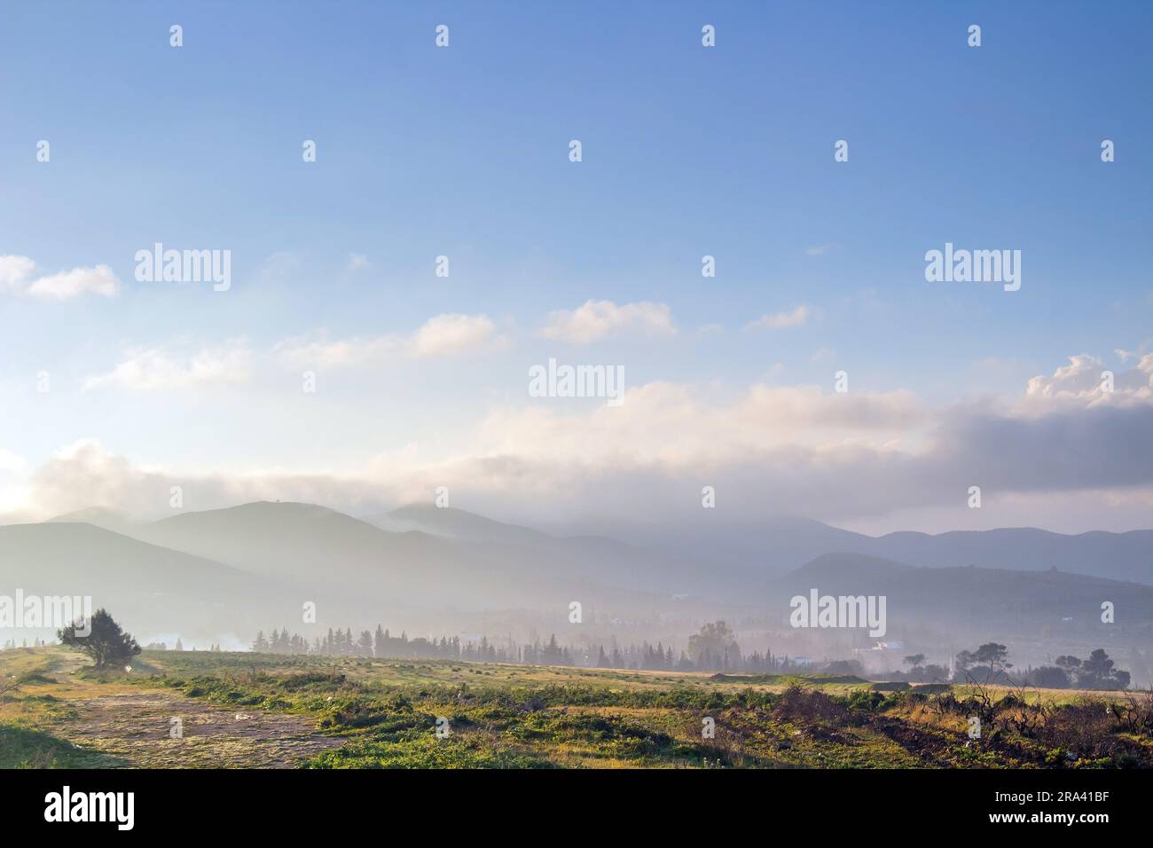 Vista sulle montagne con cieli azzurri e nuvole a Mornag, Tunisia Foto Stock