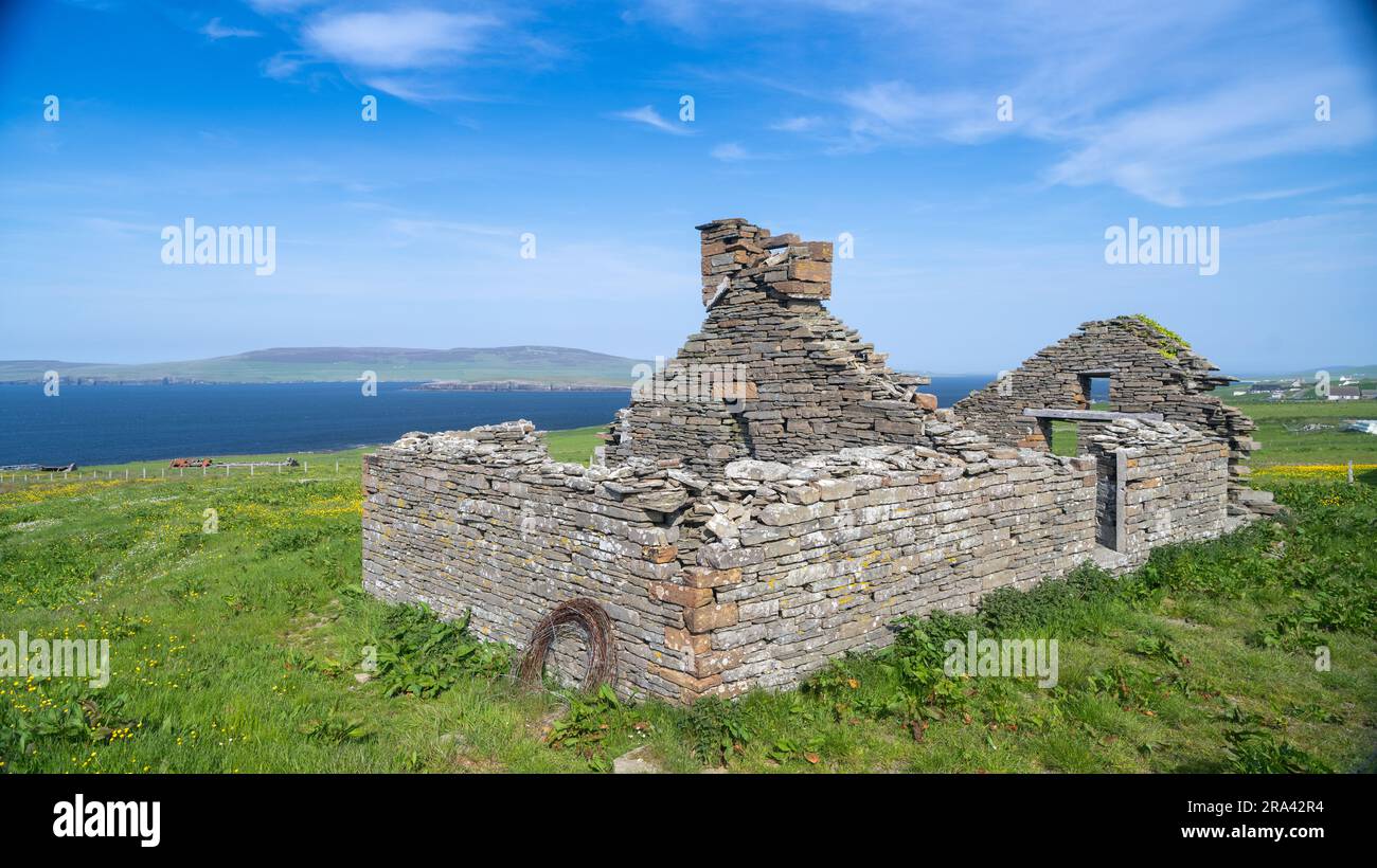 Cottage per crofter abbandonato sull'isola delle Orcadi, Scozia, Regno Unito. Foto Stock