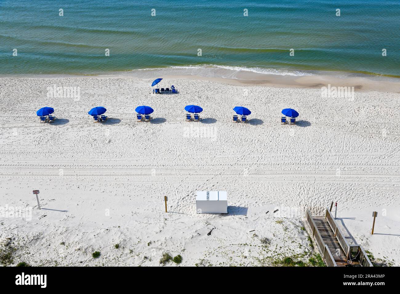 Sedie a sdraio Blue Beach con ombrelloni sulla spiaggia di White Sand sulla spiaggia di Gulf Shores Foto Stock