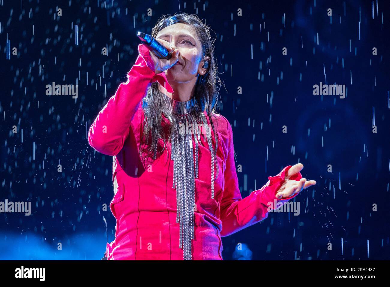 La cantautrice italiana Elisa Toffoli, come ben sa con il nome d'arte di Elisa durante le sue esibizioni dal vivo all'Arena di Verona per la sua An Intimate Night - Two Nights Foto Stock