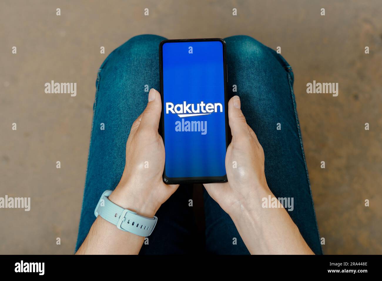 In questa immagine, il logo Rakuten viene visualizzato sullo schermo di uno smartphone. Foto Stock