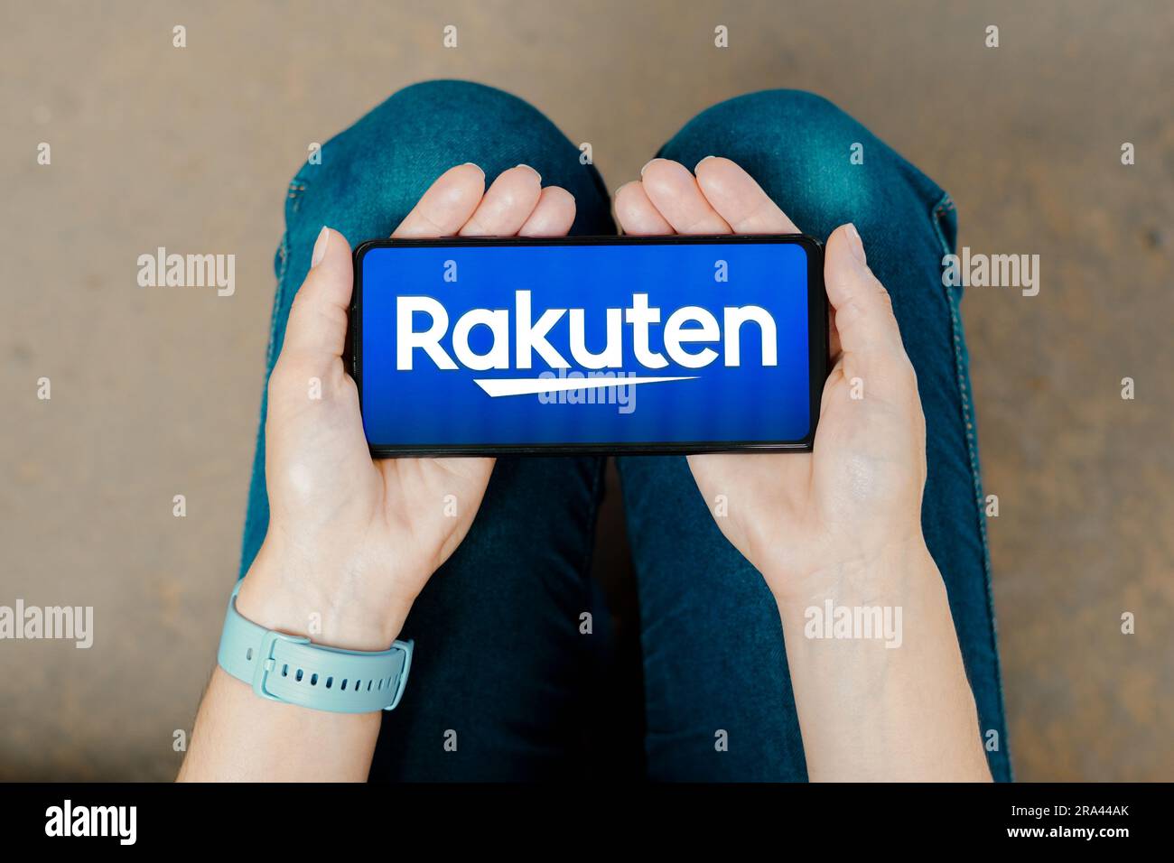 In questa immagine, il logo Rakuten viene visualizzato sullo schermo di uno smartphone. Foto Stock