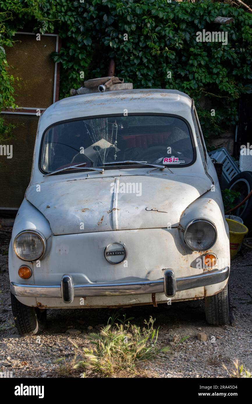 auto d'epoca zastava abbandonata in un giardino a spalato, crotia. Foto Stock