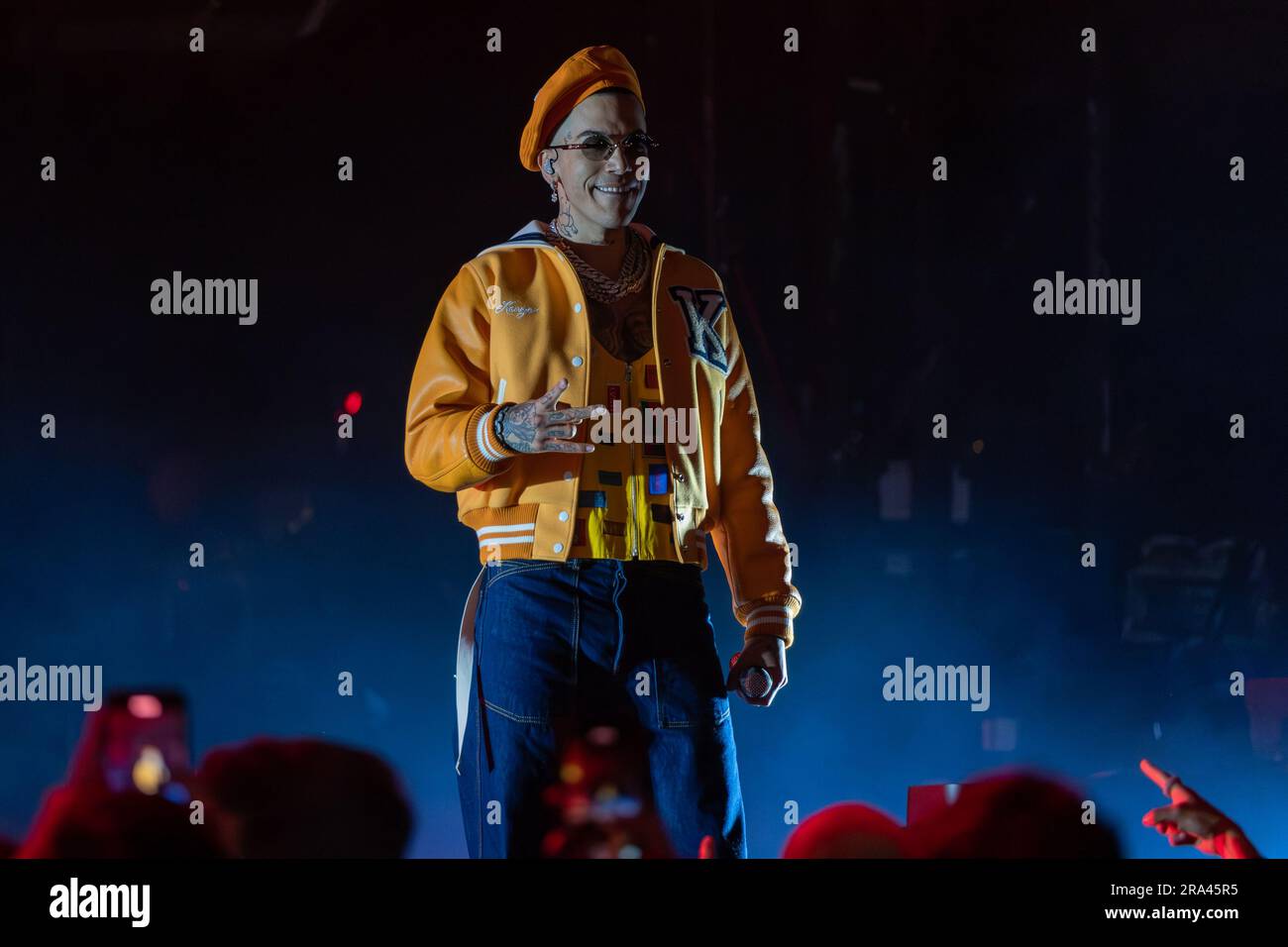 I trappers italiani Gionata Boschetti come noto con lo pseudonimo sfera Ebbasta, si esibiscono dal vivo all'Arena di Verona il 27 aprile 2023 a Verona. Foto Stock