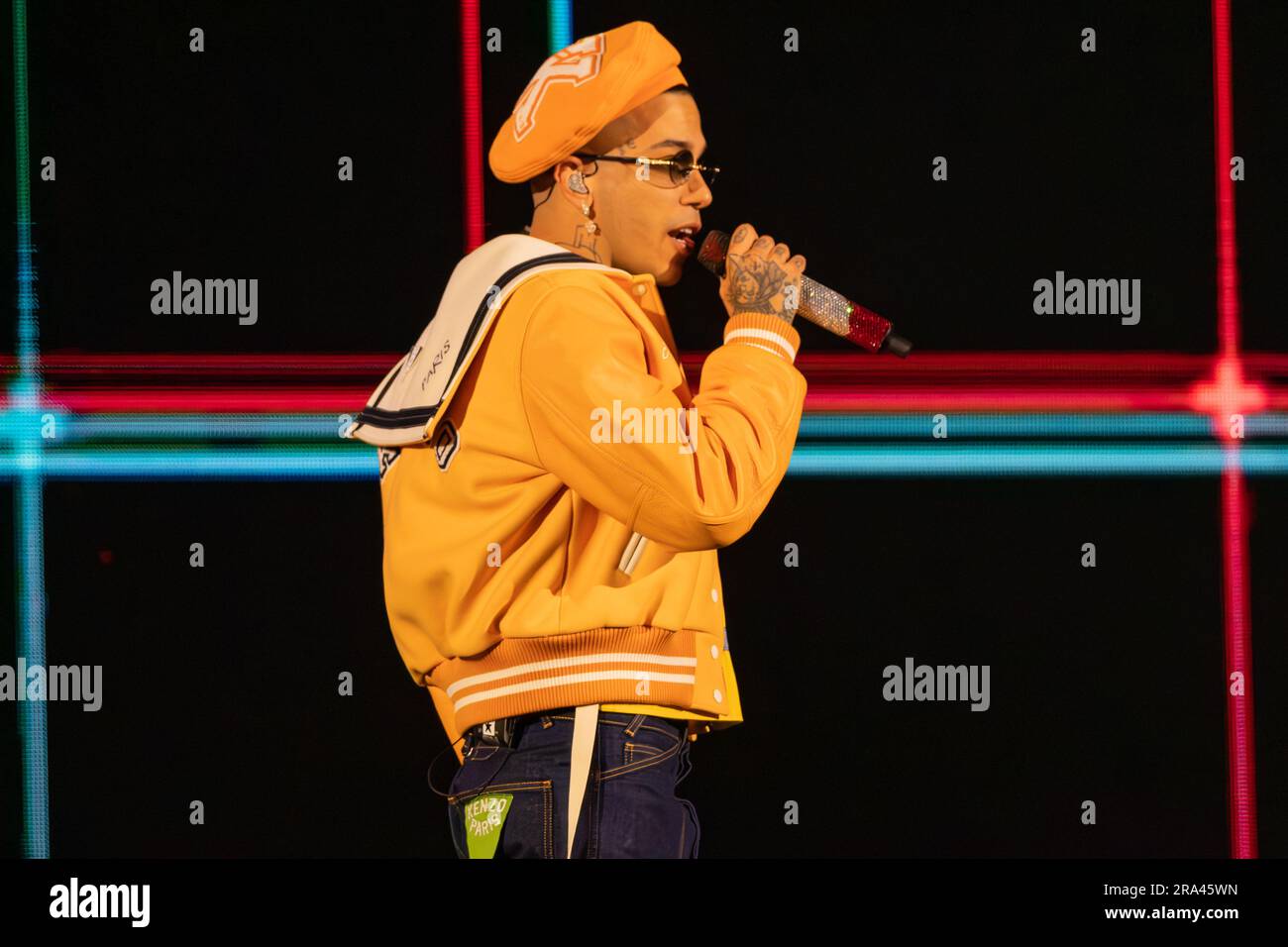 I trappers italiani Gionata Boschetti come noto con lo pseudonimo sfera Ebbasta, si esibiscono dal vivo all'Arena di Verona il 27 aprile 2023 a Verona. Foto Stock