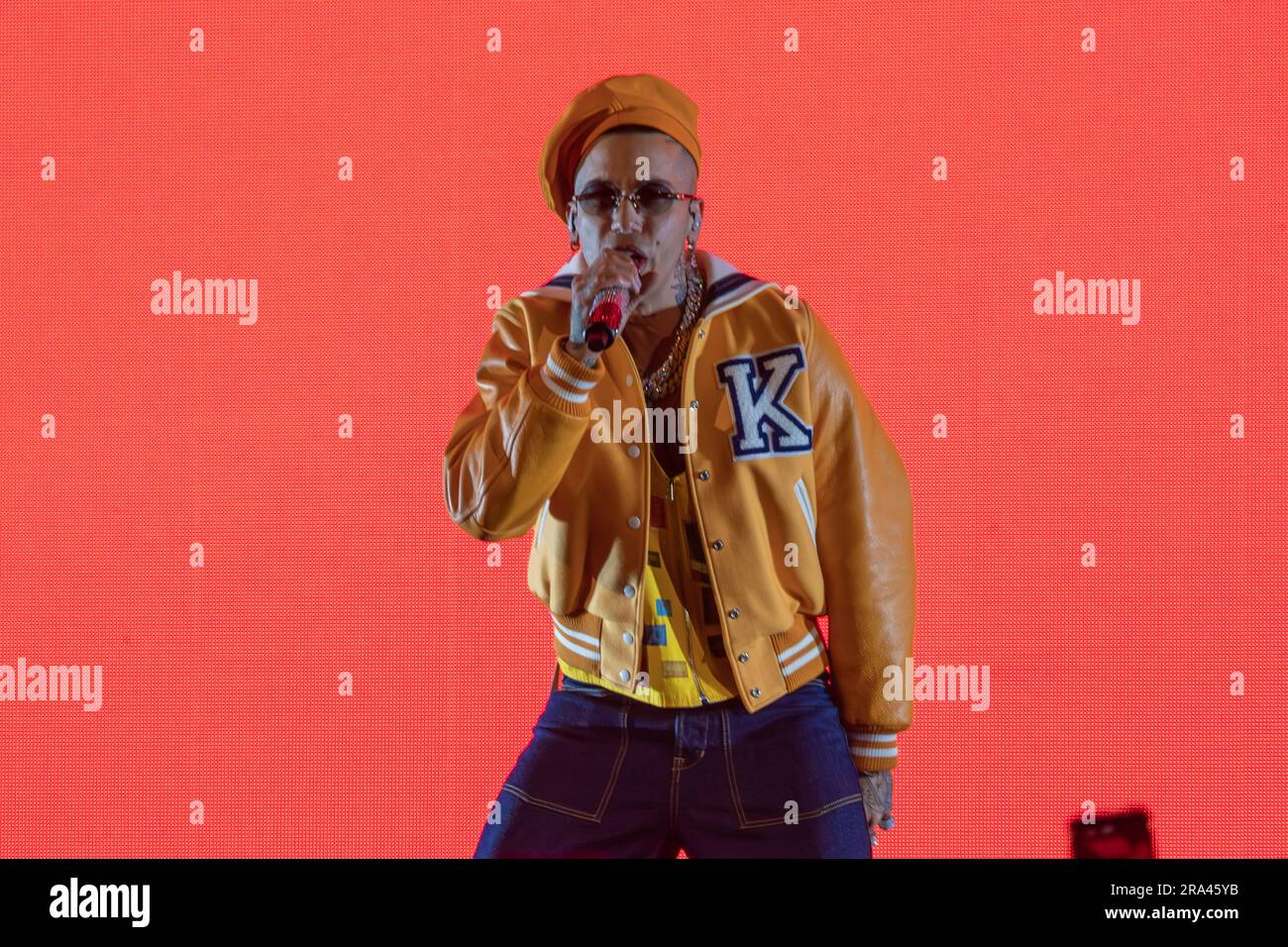 I trappers italiani Gionata Boschetti come noto con lo pseudonimo sfera Ebbasta, si esibiscono dal vivo all'Arena di Verona il 27 aprile 2023 a Verona. Foto Stock