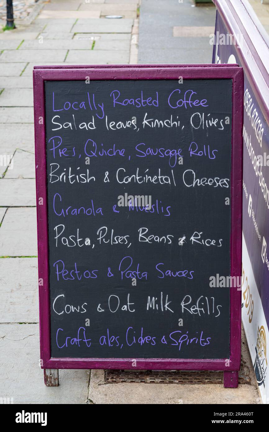 Ludlow, Shropshire, Regno Unito - 29 giugno 2023: Menu di strada, lavagna di gesso all'esterno di delicatessen Foto Stock