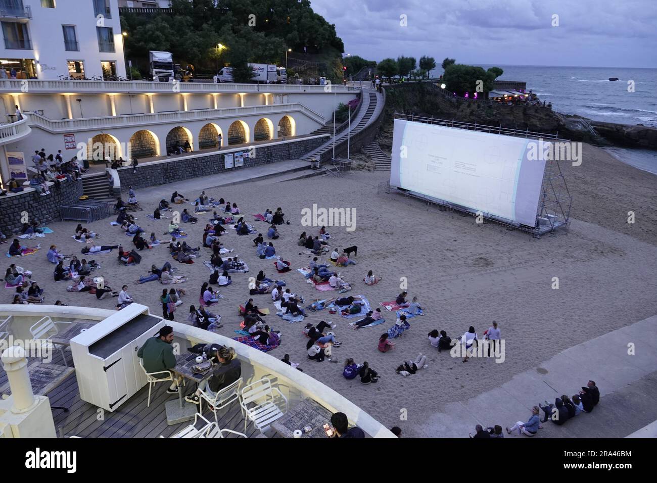 Biarritz, Francia. 30 giugno 2023. Il Biarritz International Film Festival porta in spiaggia per una "proiezione gratuita" all'aperto e gente del posto, turisti e VIPÕs si riuniscono sul romantico Petit Plage di cityÕs per assistere alla première di "NOS Jours Heureux" Credit: Motofoto/Alamy Live News Foto Stock