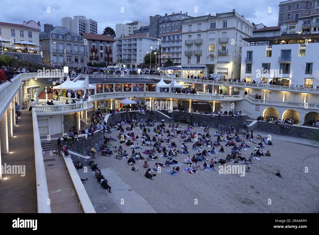 Biarritz, Francia. 30 giugno 2023. Il Biarritz International Film Festival porta in spiaggia per una "proiezione gratuita" all'aperto e gente del posto, turisti e VIPÕs si riuniscono sul romantico Petit Plage di cityÕs per assistere alla première di "NOS Jours Heureux" Credit: Motofoto/Alamy Live News Foto Stock