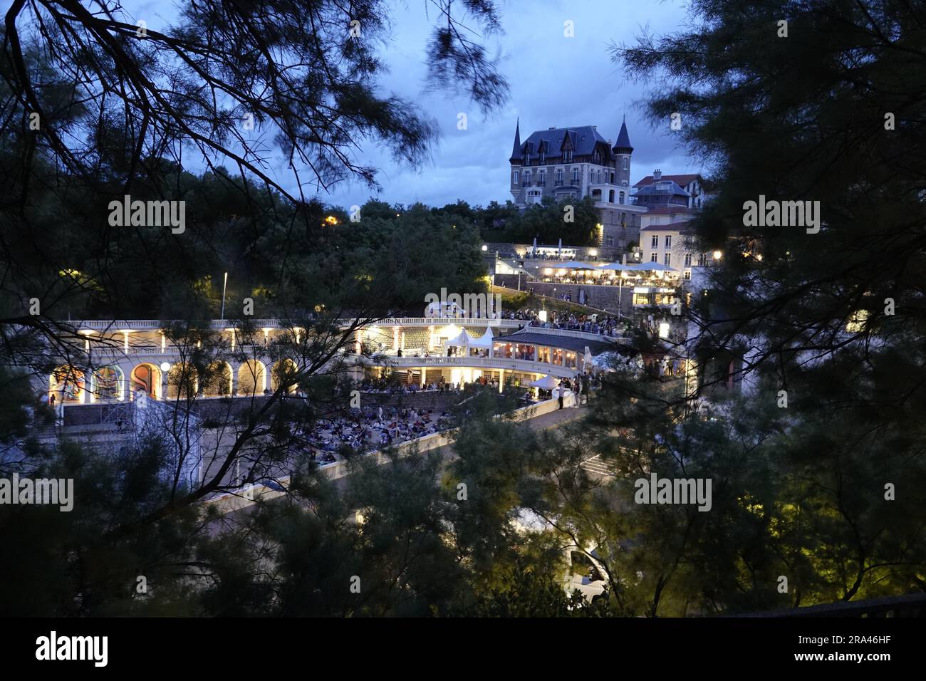 Biarritz, Francia. 30 giugno 2023. Il Biarritz International Film Festival porta in spiaggia per una "proiezione gratuita" all'aperto e gente del posto, turisti e VIPÕs si riuniscono sul romantico Petit Plage di cityÕs per assistere alla première di "NOS Jours Heureux" Credit: Motofoto/Alamy Live News Foto Stock
