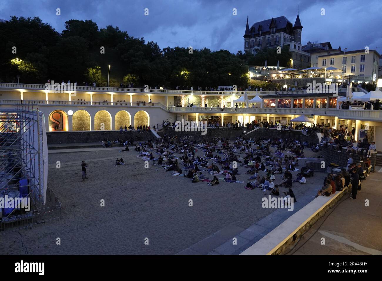 Biarritz, Francia. 30 giugno 2023. Il Biarritz International Film Festival porta in spiaggia per una "proiezione gratuita" all'aperto e gente del posto, turisti e VIPÕs si riuniscono sul romantico Petit Plage di cityÕs per assistere alla première di "NOS Jours Heureux" Credit: Motofoto/Alamy Live News Foto Stock