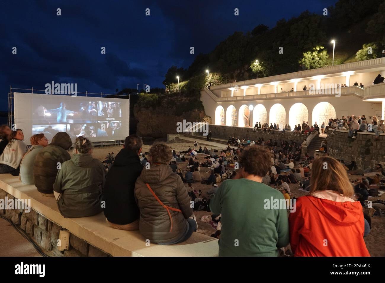 Biarritz, Francia. 30 giugno 2023. Il Biarritz International Film Festival porta in spiaggia per una "proiezione gratuita" all'aperto e gente del posto, turisti e VIPÕs si riuniscono sul romantico Petit Plage di cityÕs per assistere alla première di "NOS Jours Heureux" Credit: Motofoto/Alamy Live News Foto Stock