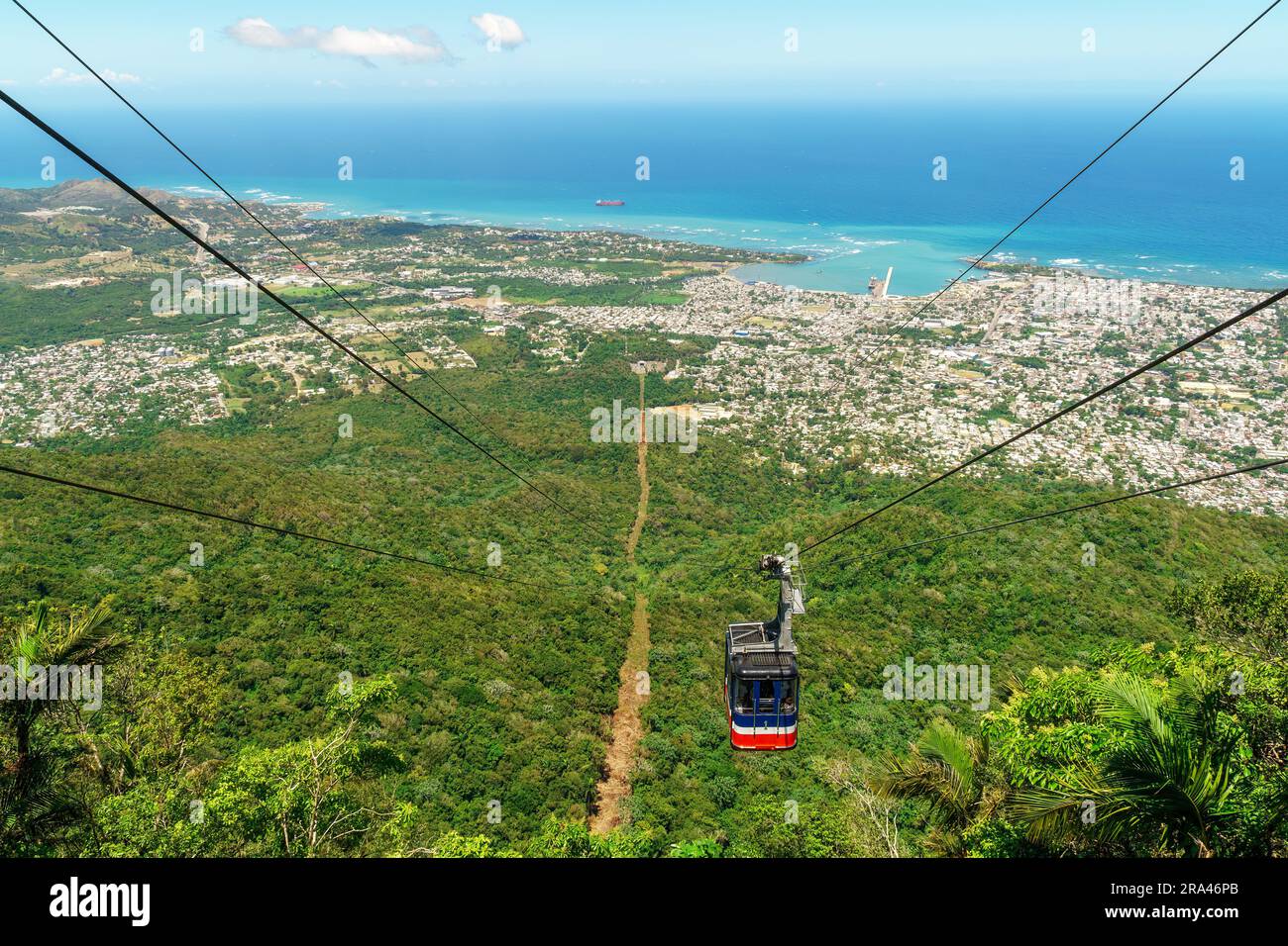 Vista di Puerto Plata, della foresta, dell'oceano e della funivia dalla cima del Monte Isabel de Torres - la funivia è in parte scesa. Al Dominican Repub Foto Stock