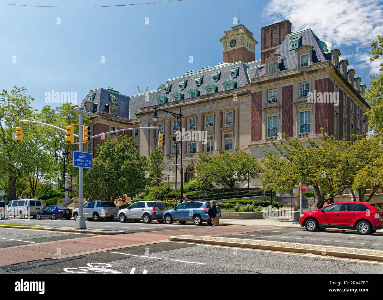 La Staten Island Borough Hall è stata costruita nel 1906 su una collina che domina il porto di NY. Carrère & Hastings ha progettato il punto di riferimento della rinascita rinascimentale francese. Foto Stock