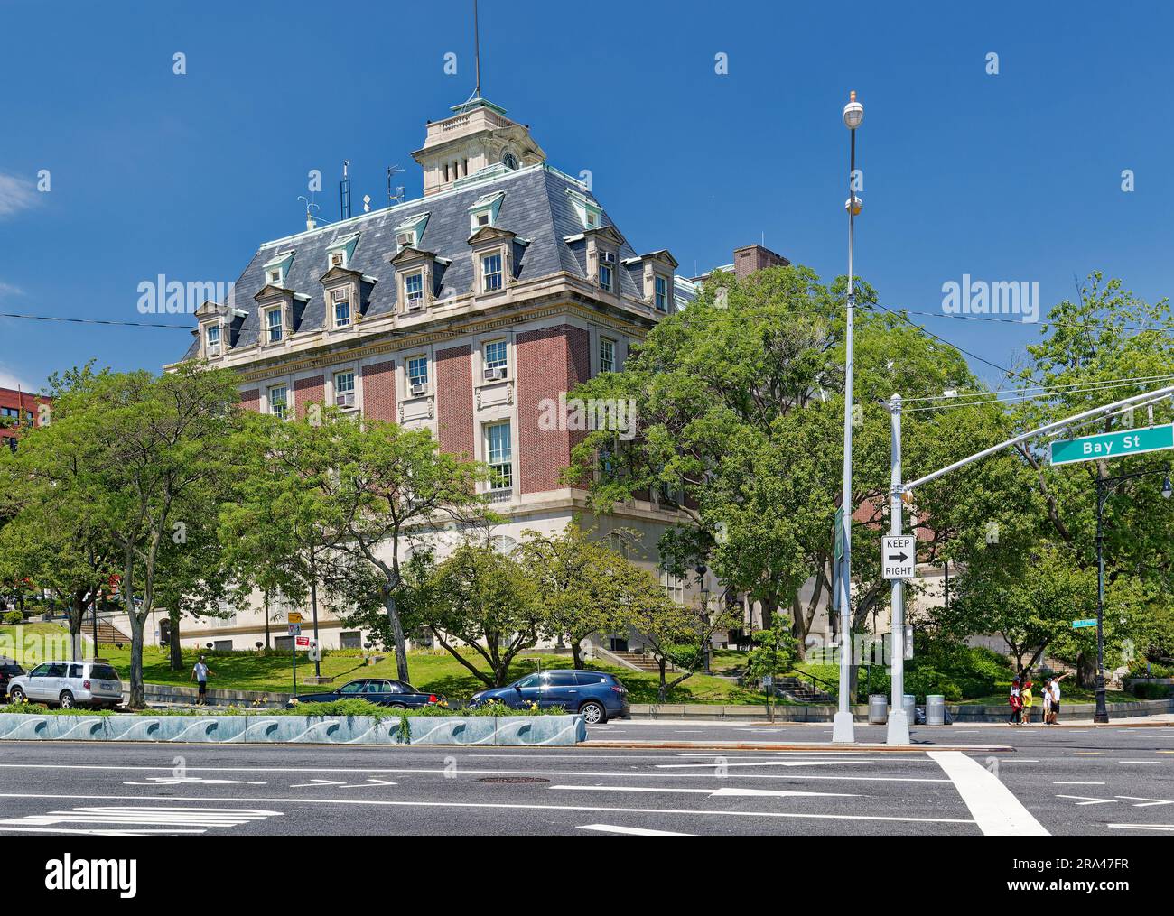 La Staten Island Borough Hall è stata costruita nel 1906 su una collina che domina il porto di NY. Carrère & Hastings ha progettato il punto di riferimento della rinascita rinascimentale francese. Foto Stock