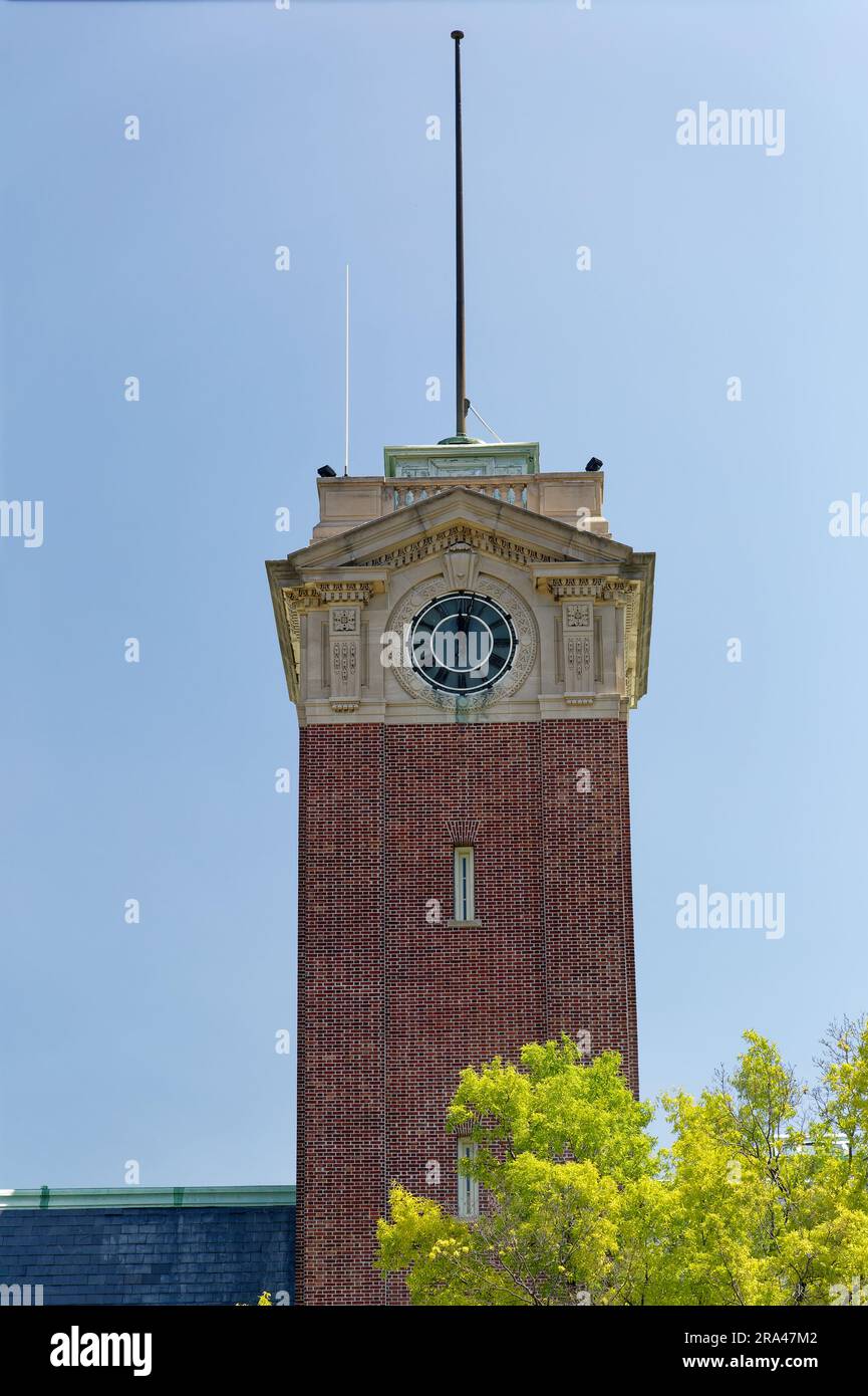 La Staten Island Borough Hall è stata costruita nel 1906 su una collina che domina il porto di NY. Carrère & Hastings ha progettato il punto di riferimento della rinascita rinascimentale francese. Foto Stock