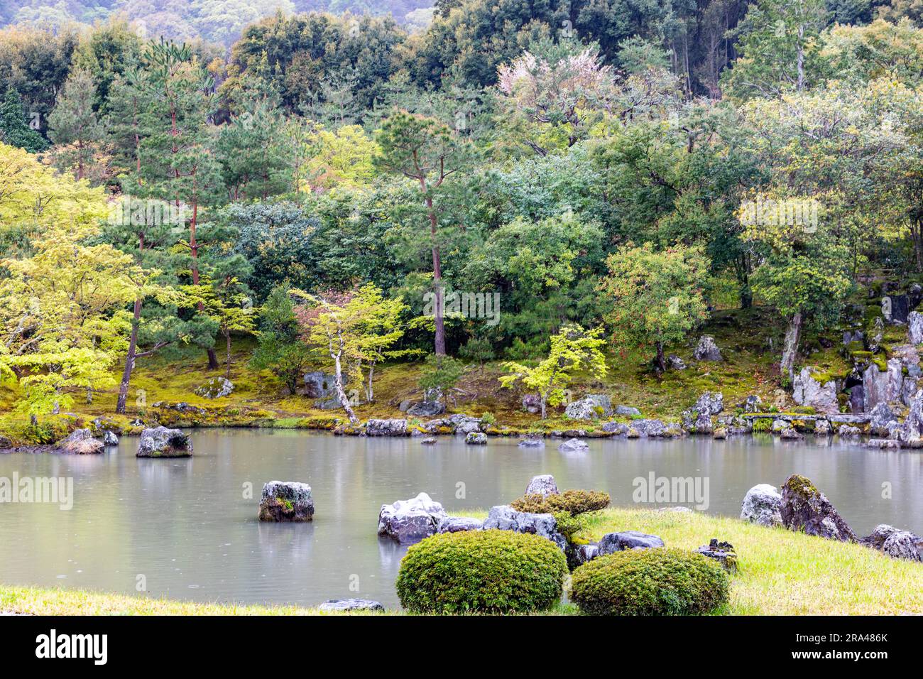 Giardino dello stagno di Sogenchi, 2023, parco del tempio Tenryu-ji a Kyoto, Giappone, giardino zen patrimonio dell'umanità, Giappone, Asia, giorno di primavera Foto Stock