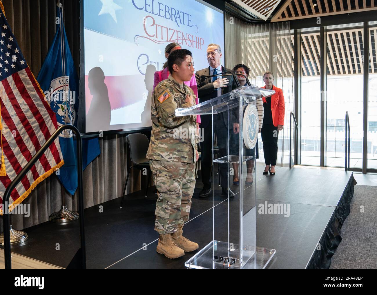 Josephine Rebeta Castellano originaria delle Filippine recita Pledge of Allegiance alla speciale cerimonia di naturalizzazione alla New York Public Library il 30 giugno 2023 Foto Stock