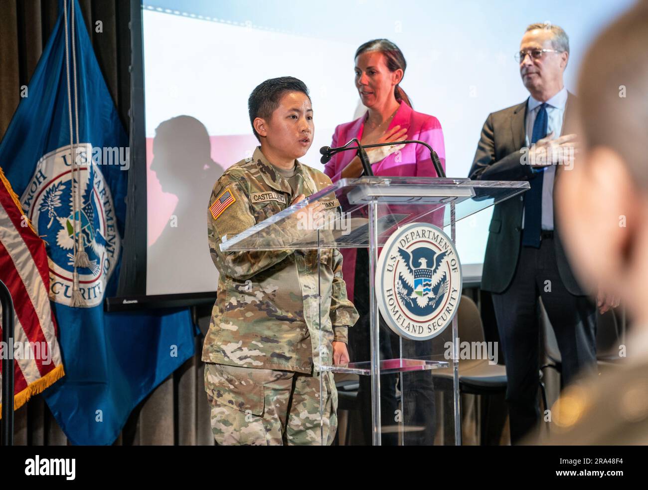 Josephine Rebeta Castellano originaria delle Filippine recita Pledge of Allegiance alla speciale cerimonia di naturalizzazione alla New York Public Library il 30 giugno 2023 Foto Stock