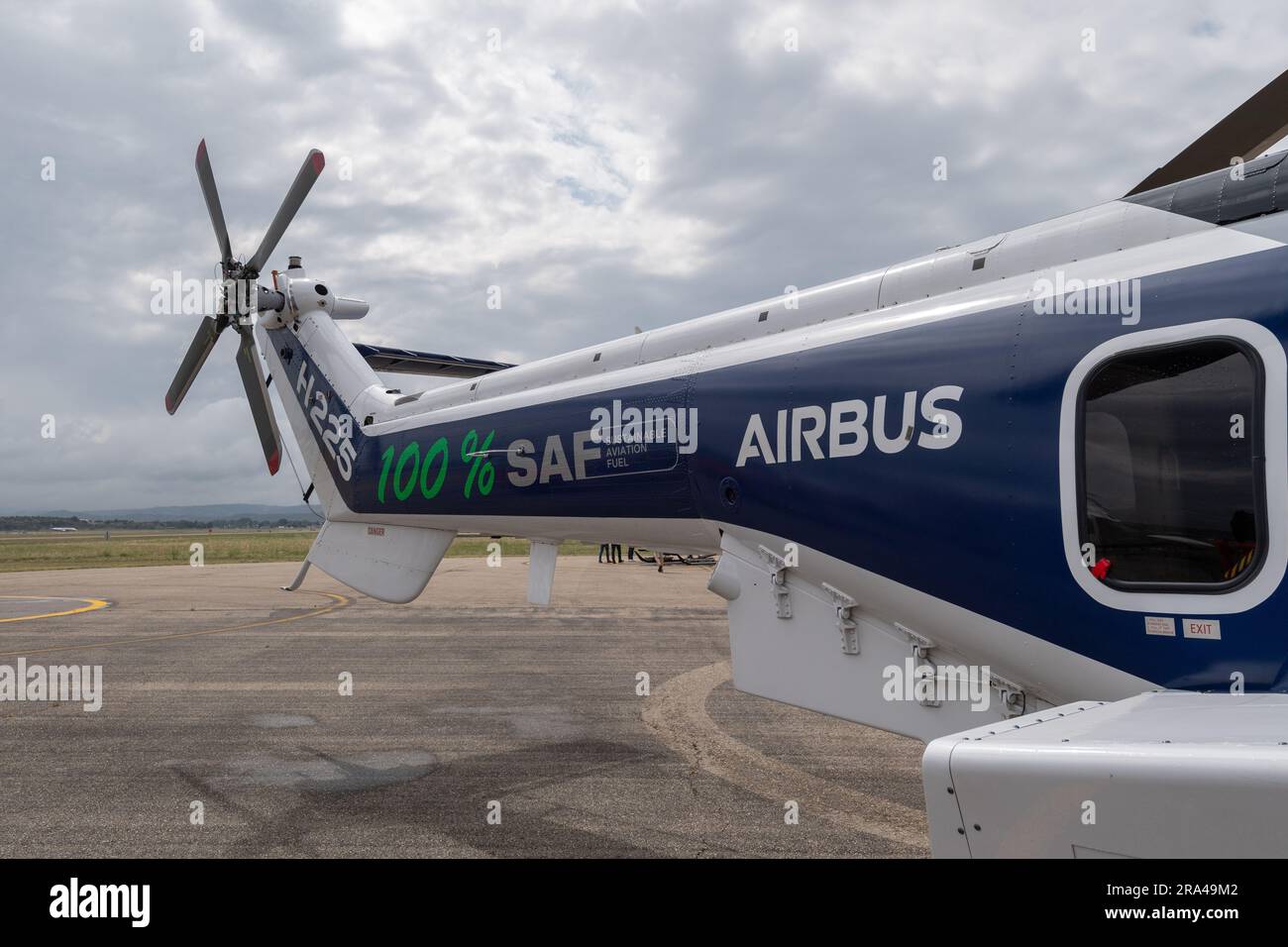 Marignane, Francia. 30 giugno 2023. L'elicottero Airbus H225 funziona con motori alimentati con carburante per aviazione sostenibile al 100%, più comunemente noto come SAF. La base di elicotteri Securité civile, specializzata in incendi boschivi, celebra i 60 anni di attività nel complesso aeronautico dell'aeroporto di Marsiglia Provence a Marignane, in Francia. Credito: SOPA Images Limited/Alamy Live News Foto Stock