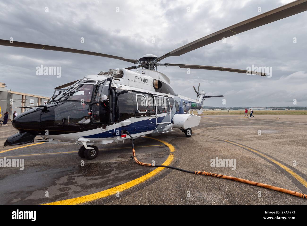 Marignane, Francia. 30 giugno 2023. L'elicottero Airbus H225 funziona con motori alimentati con carburante per aviazione sostenibile al 100%, più comunemente noto come SAF. La base di elicotteri Securité civile, specializzata in incendi boschivi, celebra i 60 anni di attività nel complesso aeronautico dell'aeroporto di Marsiglia Provence a Marignane, in Francia. Credito: SOPA Images Limited/Alamy Live News Foto Stock