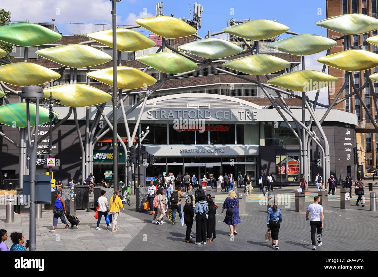 The Stratford Shoal by Studio Egret West fuori dal centro commerciale Stratford sulla Broadway, nella zona est di Londra, Regno Unito Foto Stock