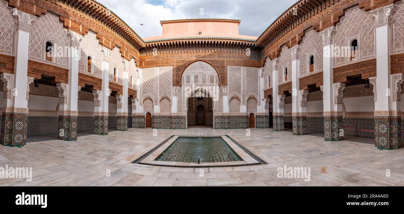 MARRAKECH, MAROCCO - 18 APRILE 2023 - la famosa Madrassa Ben Youssef nella medina di Marrakech Foto Stock