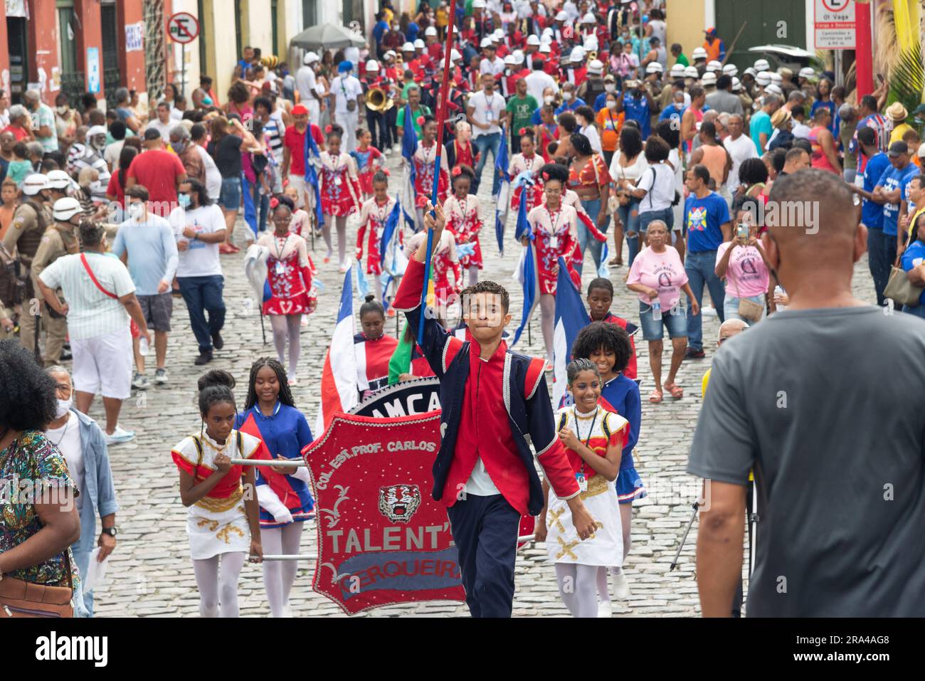 Salvador, Bahia, Brasile - 02 luglio 2022: Gli studenti delle scuole pubbliche sono visti sfilare durante i festeggiamenti di indipendenza Bahia, a Pelourinho, Salvador. Foto Stock