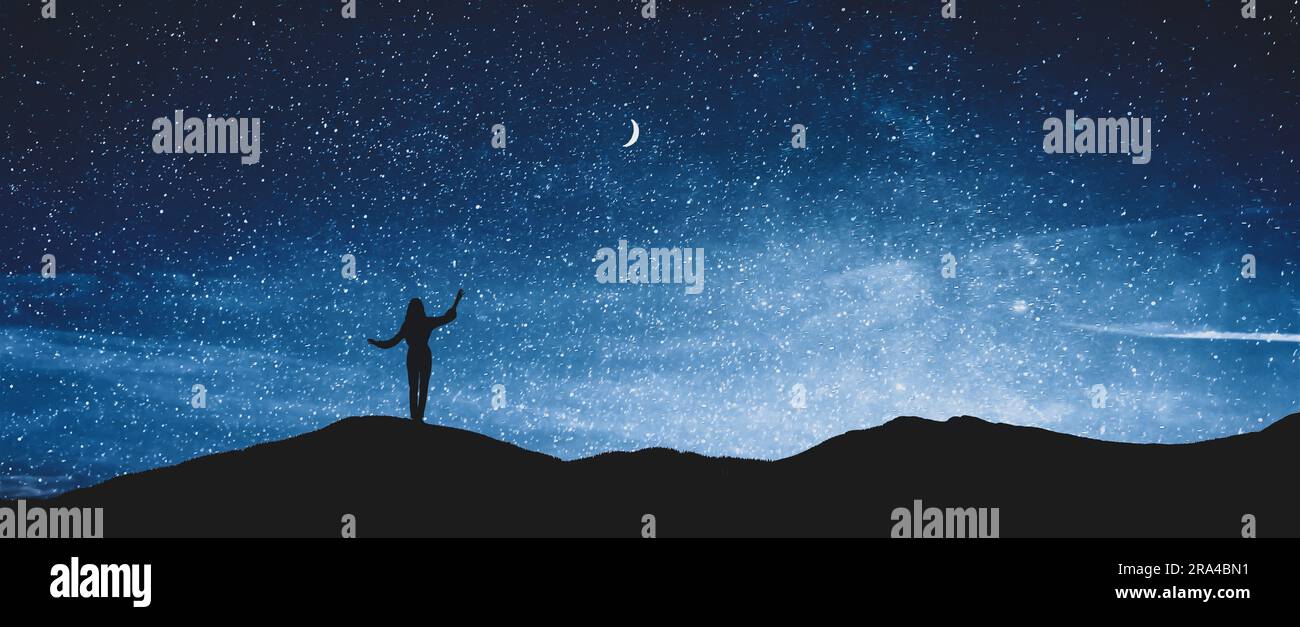 Silhouette di donna in montagna sotto il cielo stellato di notte, spazio per il testo. Design banner Foto Stock