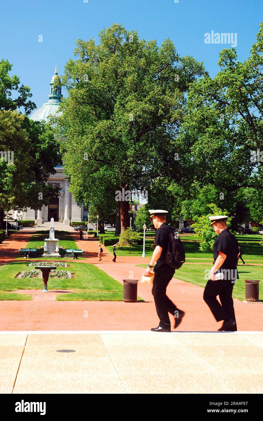 Due guardiamarina scendono i gradini della United States Naval Academy ad Annapolis in una giornata di sole Foto Stock