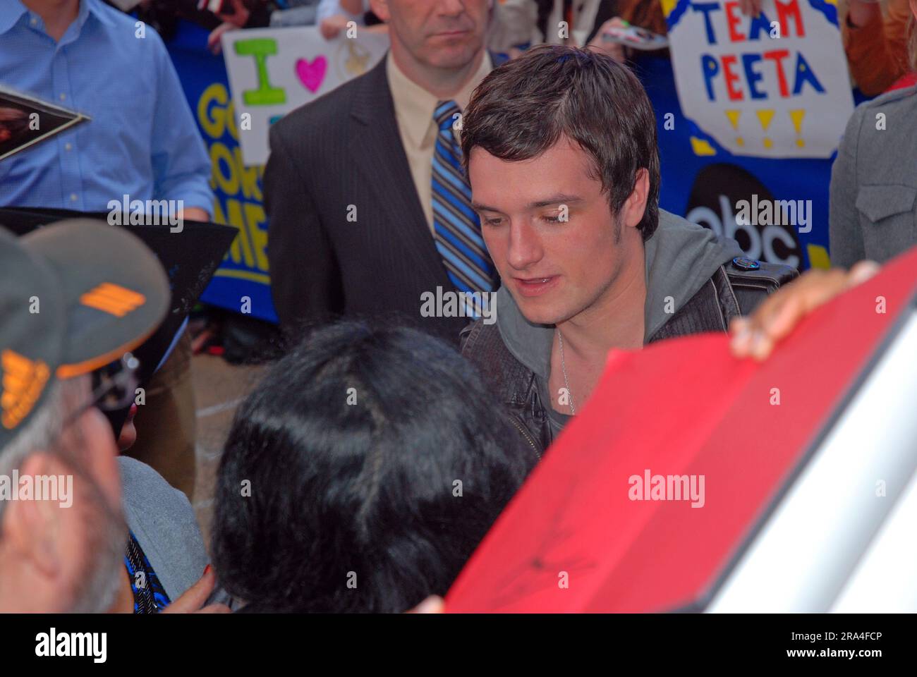 L'attore Josh Hutcherson firma autografi per i fan durante una promozione cinematografica per uno dei suoi film Foto Stock