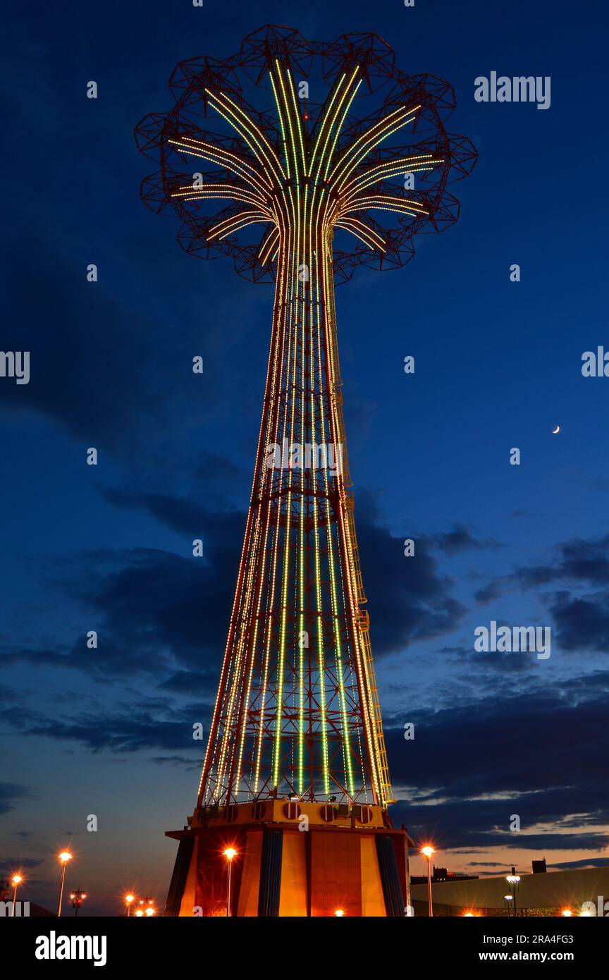 L'ex salto con il paracadute sul lungomare di Coney Island Brooklyn è ora illuminato di notte con luci al neon Foto Stock