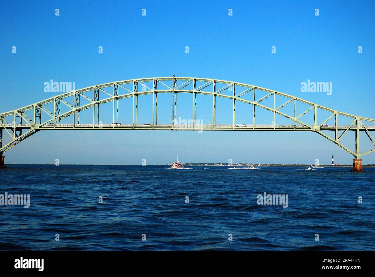 Il Fire Island Inlet Bridge, un arco legato in acciaio che attraversa la Great South Bay a Long Island, porta il Robert Moses Causeway Foto Stock