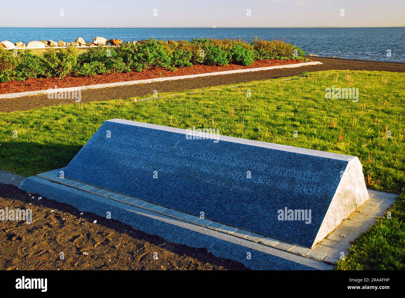 Una lastra di pietra nello Sherwood Island State Park serve come memoriale per i residenti del Connecticut uccisi l'11 settembre Foto Stock Una lastra di pietra nello Sherwood Island State Park serve come memoriale per i residenti del Connecticut uccisi l'11 settembre Foto Stock