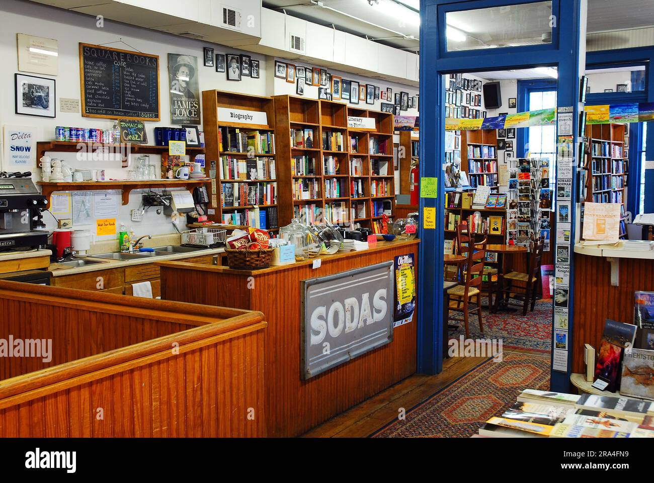 L'interno di Square Books a Oxford, Mississippi, mostra un negozio di caffè e bibite presso la libreria indipendente Foto Stock