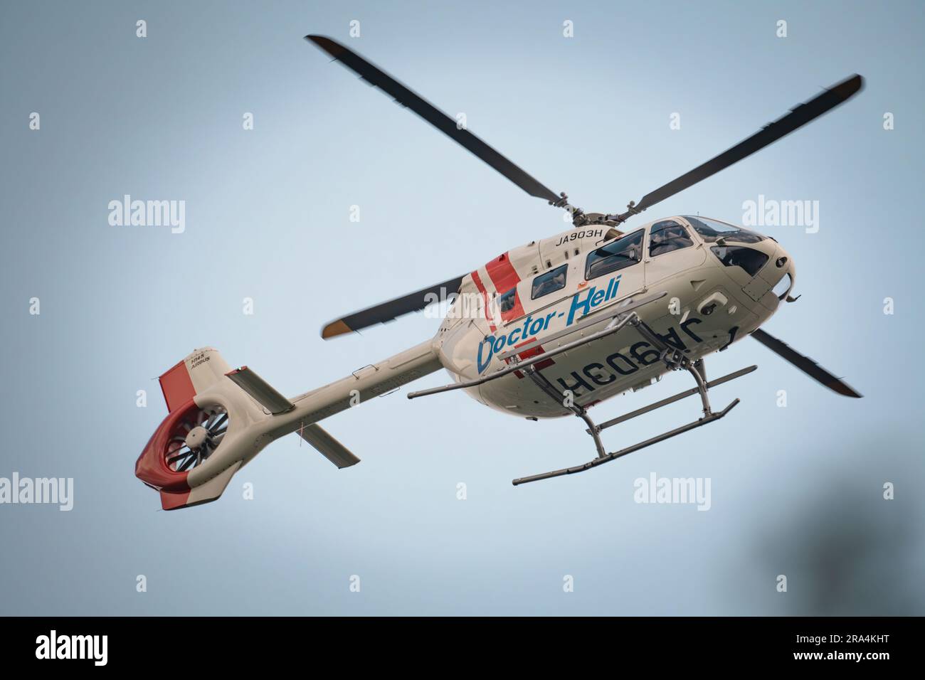 Elicottero di soccorso medico di Tokyo in volo alla luce del giorno Foto Stock