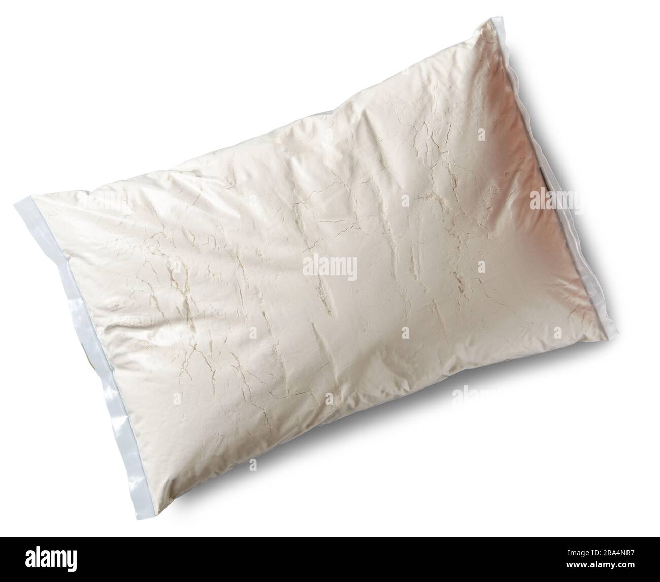 sacchetto in plastica trasparente di farina, isolato su sfondo bianco, modello di ingrediente per la cottura o la cottura in forno prelevato direttamente da Foto Stock