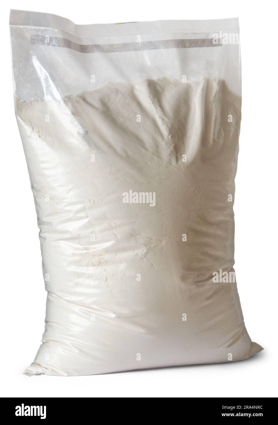 sacchetto in plastica trasparente di farina, vista laterale isolata su sfondo bianco, modello modello di ingrediente per la cottura o la cottura in forno Foto Stock