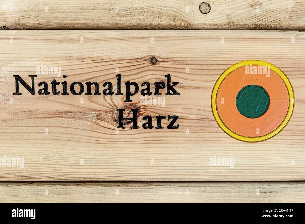 Logo ufficiale del Parco Nazionale di Harz, Nationalpark Harz su panchina di legno. Riserva naturale della bassa Sassonia e della Sassonia-Anhalt, Germania. Foto Stock