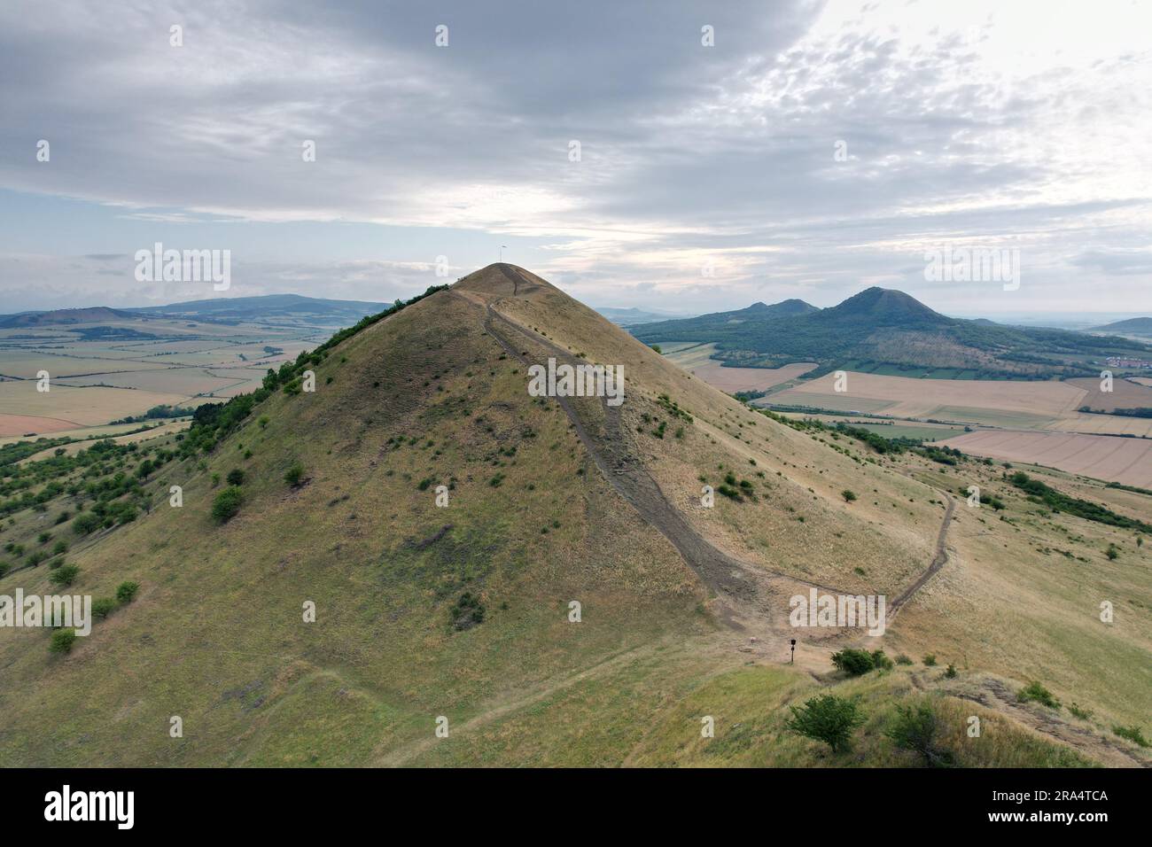 Catena montuosa di Ceske Stredohori: Altopiani della Boemia centrale o altopiani della Boemia centrale e paesaggio protetto, panorama aereo panoramico, vista delle montagne, Mila Foto Stock