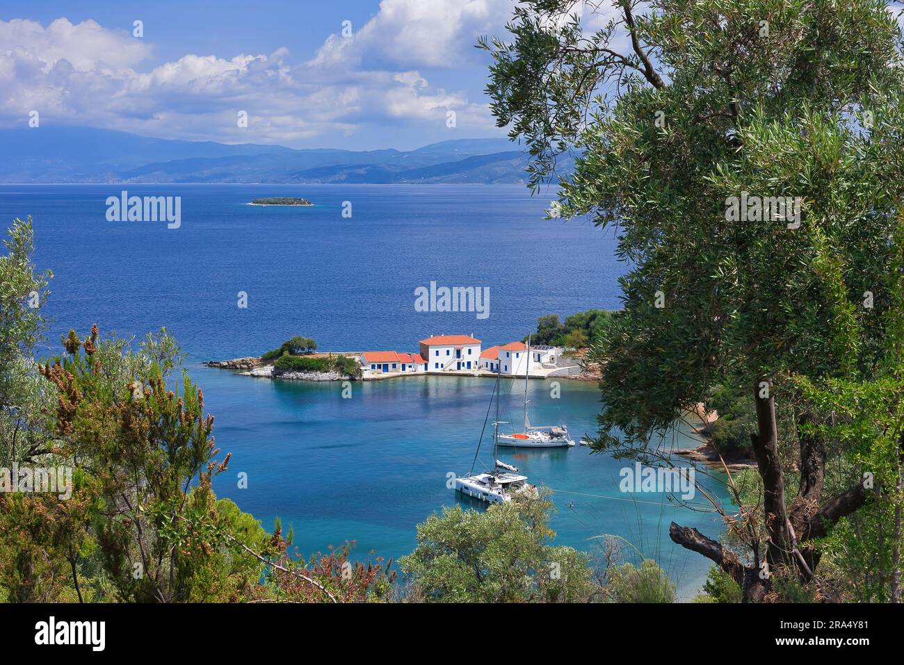 Tzasteni è un piccolo borgo pittoresco e una bellissima baia vicino alla città di Volos, Pilio meridionale, Magnessia, Tessaglia, Grecia. Rilassante vista mare da Jasteni Foto Stock