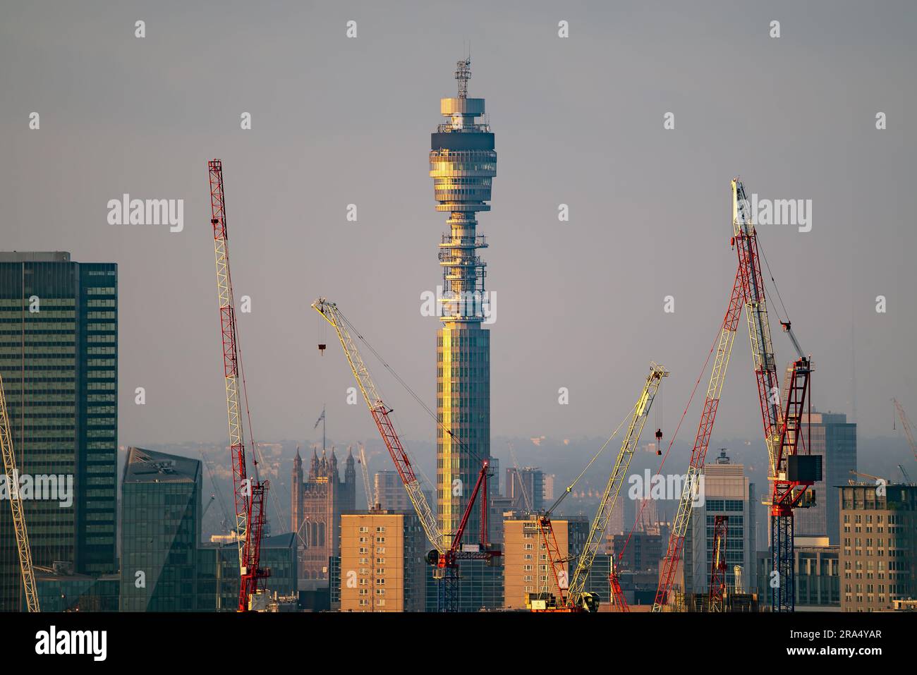 Incredibile paesaggio cittadino di Londra con torre BT e gru a torre questa foto è stata scattata dalla collina Parliement, che è il punto più alto del Regno Unito Foto Stock