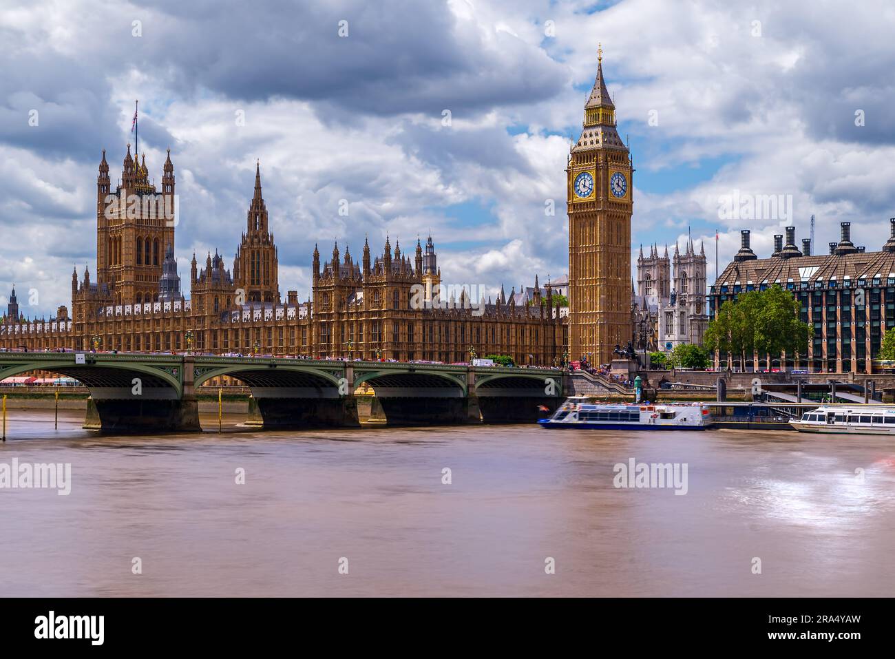 Incredibile paesaggio urbano londinese che include il Big Ben, il parlamento del governo. Le torri dell'abbazia di Westminster sono sullo sfondo. Il Tamigi e le onde Foto Stock